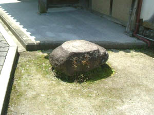 與能神宮寺礎石
