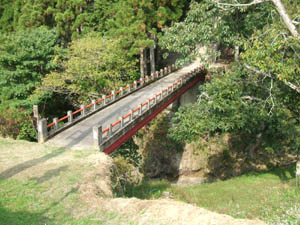 平屋神社参道の公園橋